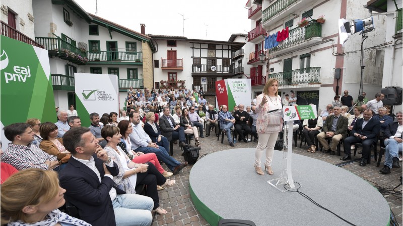 Acto en Hondarribia. Andoni Ortuzar, Maria Eugenia Iparragirre, Joseba Agirretxea (12-06-2016)