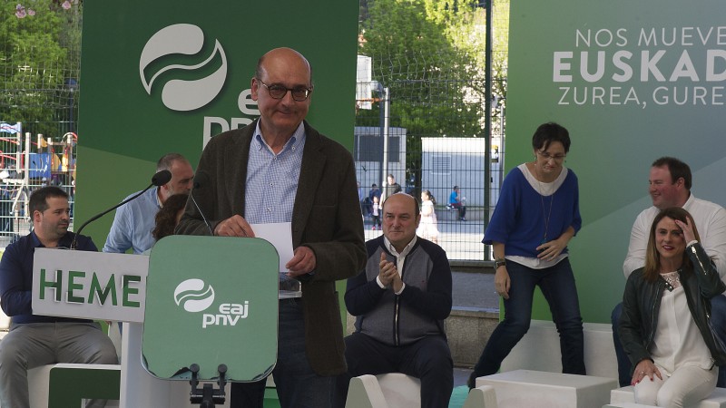 Mitin Laudio. Andoni Ortuzar, Almudena Otaola, Mikel Legarda.