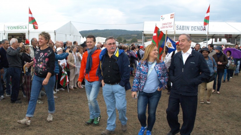 Fiesta y homenaje multitudinario al partido y a la Ikurriña