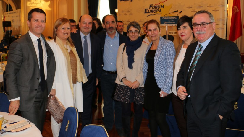 Los senadores de EAJ-PNV han asistido al encuentro con Uxue Barkos de Nueva Economía Fórum