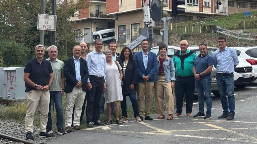 Representantes de EAJ-PNV en Enkarterri trasladan de primera mano al Grupo Vasco las necesidades ferroviarias de la comarca