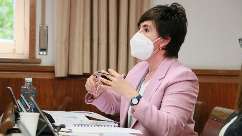 María Dolores Etxano rechaza los mensajes populistas sobre los impuestos y constata su necesidad para mantener los servicios públicos