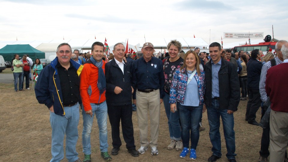 Los senadores, junto al Lehendakari Ibarretxe y el senador de Coalición Canaria Narvay Quintana.