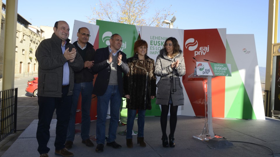 Mitin en Laguardia - Almudena Otaola, Mikel Legarda y Andoni Ortuzar