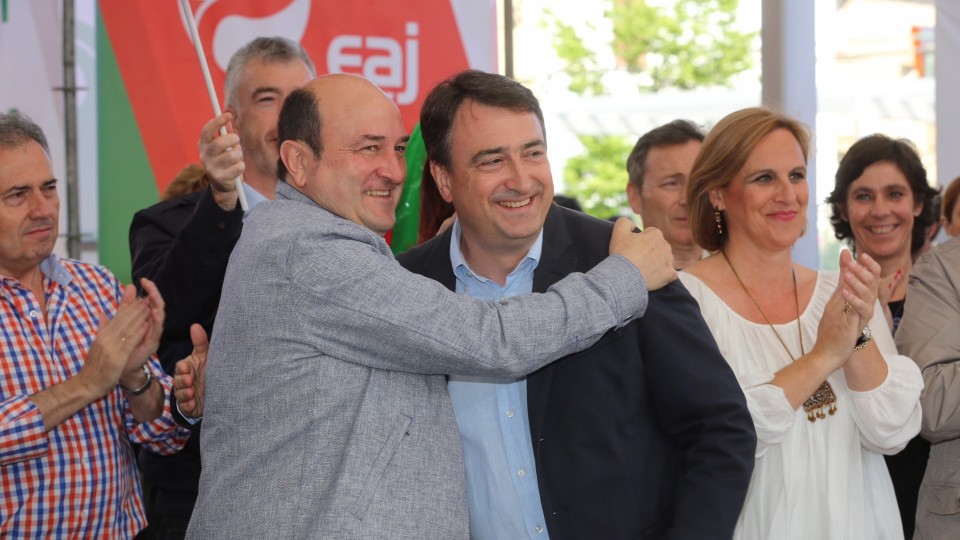  Acto en Getxo. Aitor Esteban, Iñigo Urkullu y Andoni Ortuzar (11-06-2016)