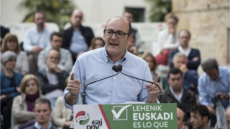 Acto en Bergara. Joseba Agirretxea, Joseba Egibar, Andoni Ortuzar