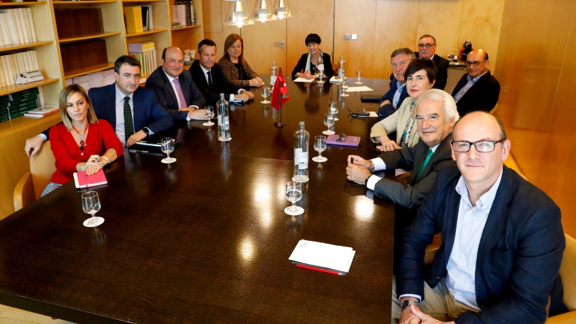 Ortuzar se reúne en Madrid con los Grupos Vascos de Congreso y Senado para diseñar la nueva estrategia parlamentaria Ortuzar se reúne en Madrid con los Grupos Vascos de Congreso y Senado para diseñar la nueva estrategia parlamentaria