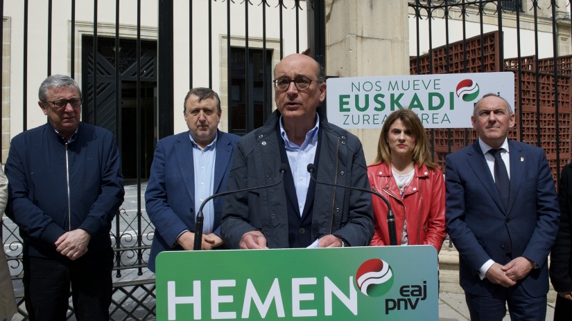 Mikel Legarda asegura que solo un grupo vasco fuerte en Madrid puede garantizar la defensa del autogobierno vasco Mikel Legarda asegura que solo un grupo vasco fuerte en Madrid puede garantizar la defensa del autogobierno vasco